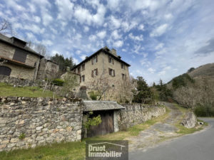 Maison en pierre avec vue dégagée