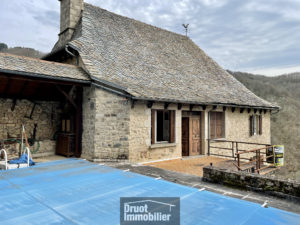 Maison en pierre avec vue dégagée