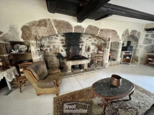 Maison en pierre avec vue dégagée