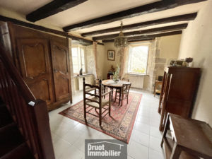 Maison en pierre avec vue dégagée