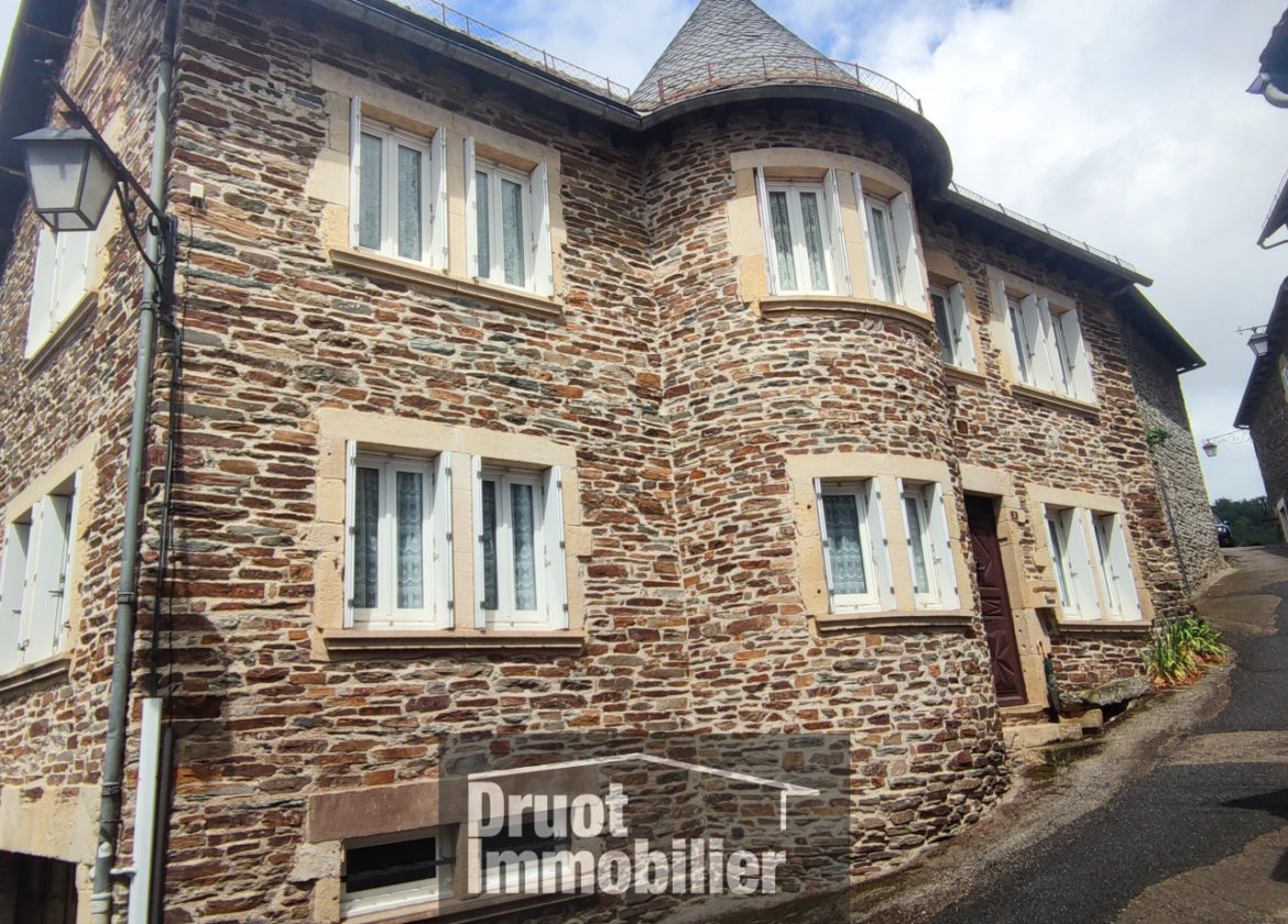 Maison en pierres, 3 chambres, garage au coeur du village d'ESTAING