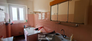 Maison en pierres, 3 chambres, garage au coeur du village d'ESTAING