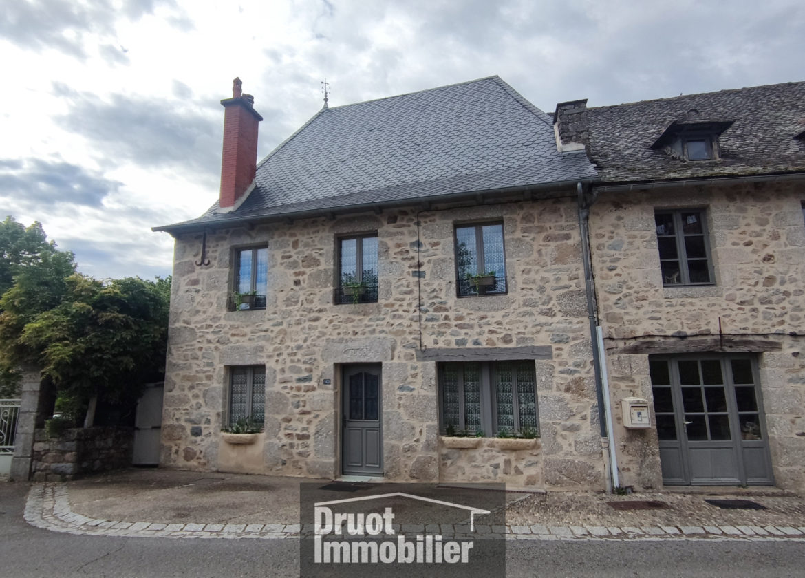Maison en pierres, 4 chambres, terrasse, secteur ENTRAYGUES