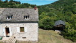 Maison en pierres avec chalet et grand terrain attenant