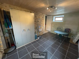 Maison en pierres avec chalet et grand terrain attenant