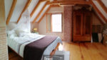 Maison en pierres avec chalet et grand terrain attenant