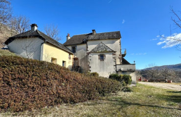 Maison en pierres avec grand terrain attenant