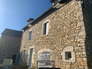 Maison en pierres avec grange