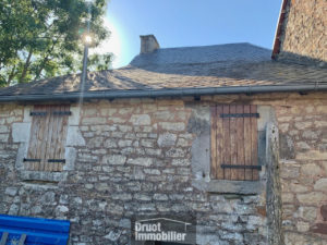 Maison en pierres avec grange à rénover