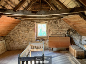 Maison en pierres avec grange à rénover