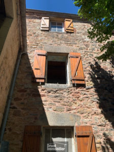 Maison en pierres avec grange à rénover