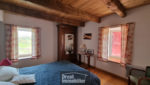 Maison en pierres avec piscine - sur terrain arboré.
