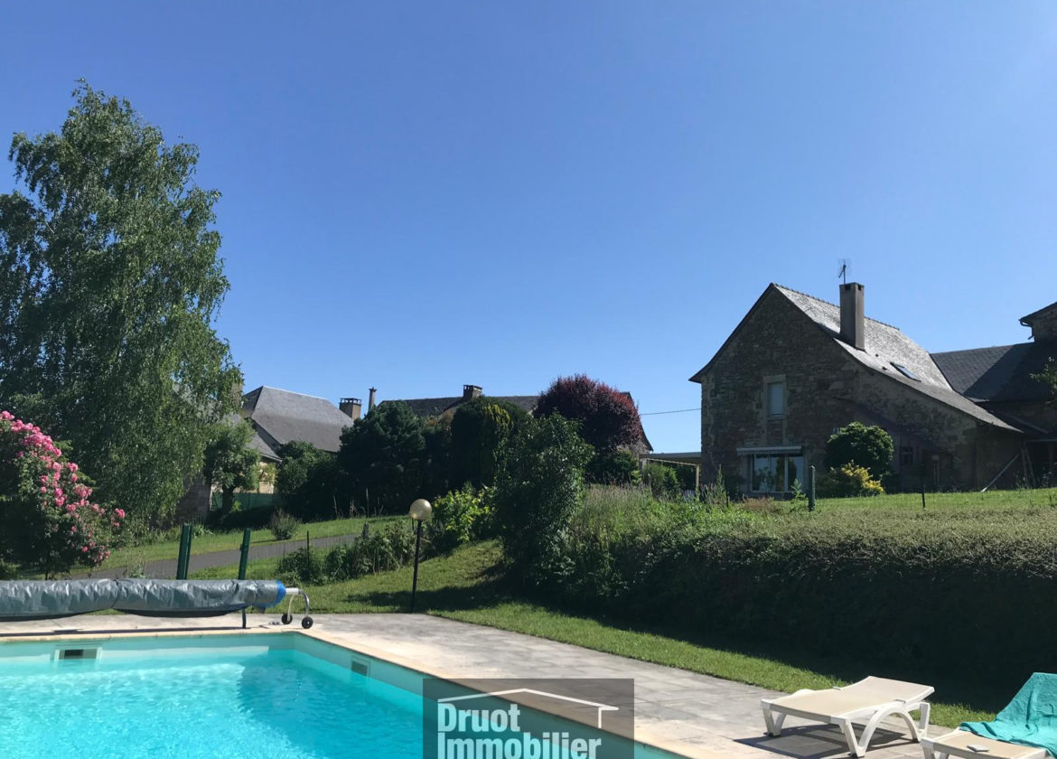 Maison en pierres avec piscine - sur terrain arboré.