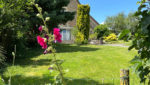 Maison en pierres avec piscine - sur terrain arboré.