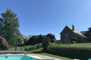 Maison en pierres avec piscine - sur terrain arboré.