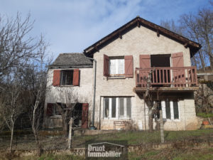 Maison en pierres sur 1ha de terrain à 5 min du centre ville d'ESPALION