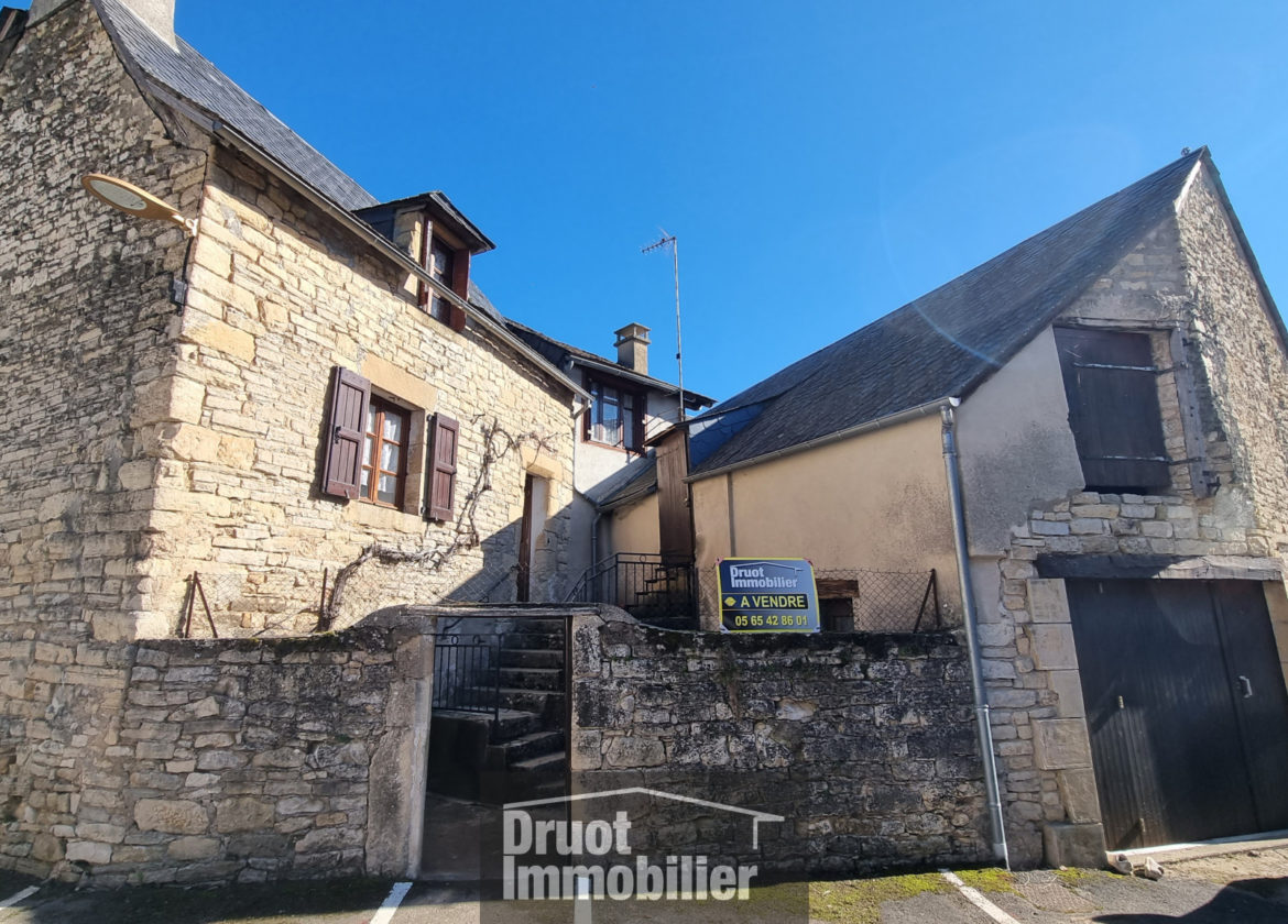 MAISON - GRANGE de 55m2 - garage et cour. CRUEJOULS.