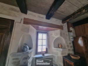 MAISON - GRANGE de 55m2 - garage et cour. CRUEJOULS.