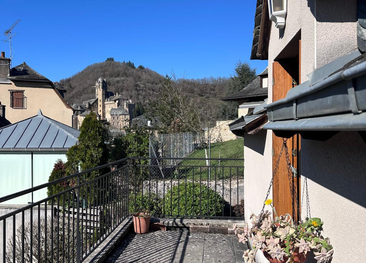 Maisonnette avec garage et jardin