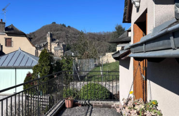 Maisonnette avec garage et jardin