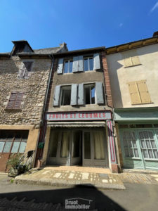 Petit Immeuble situé en centre ville à Entraygues sur Truyère