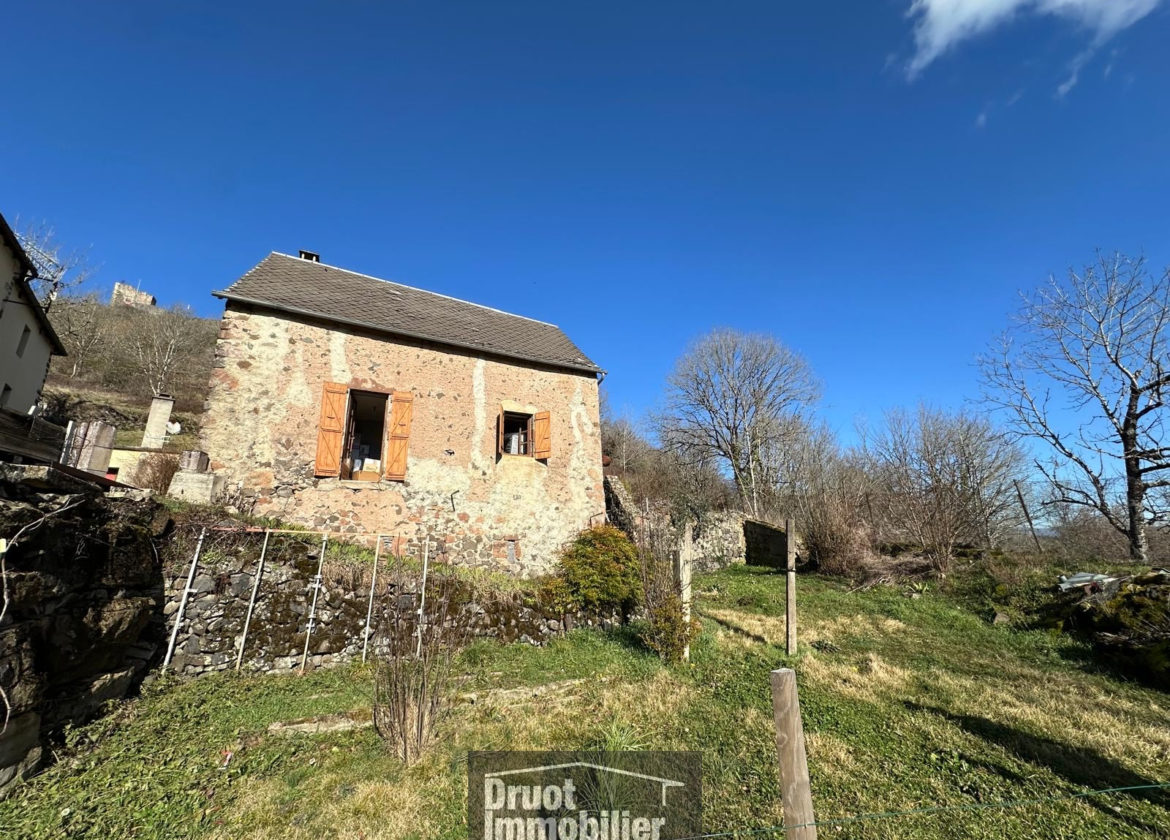 Petite maison à aménager avec terrain attenant