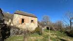 Petite maison à aménager avec terrain attenant