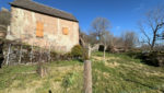 Petite maison à aménager avec terrain attenant