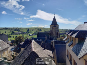 PRADES D AUBRAC, maison Type 3 avec garage et extérieur.