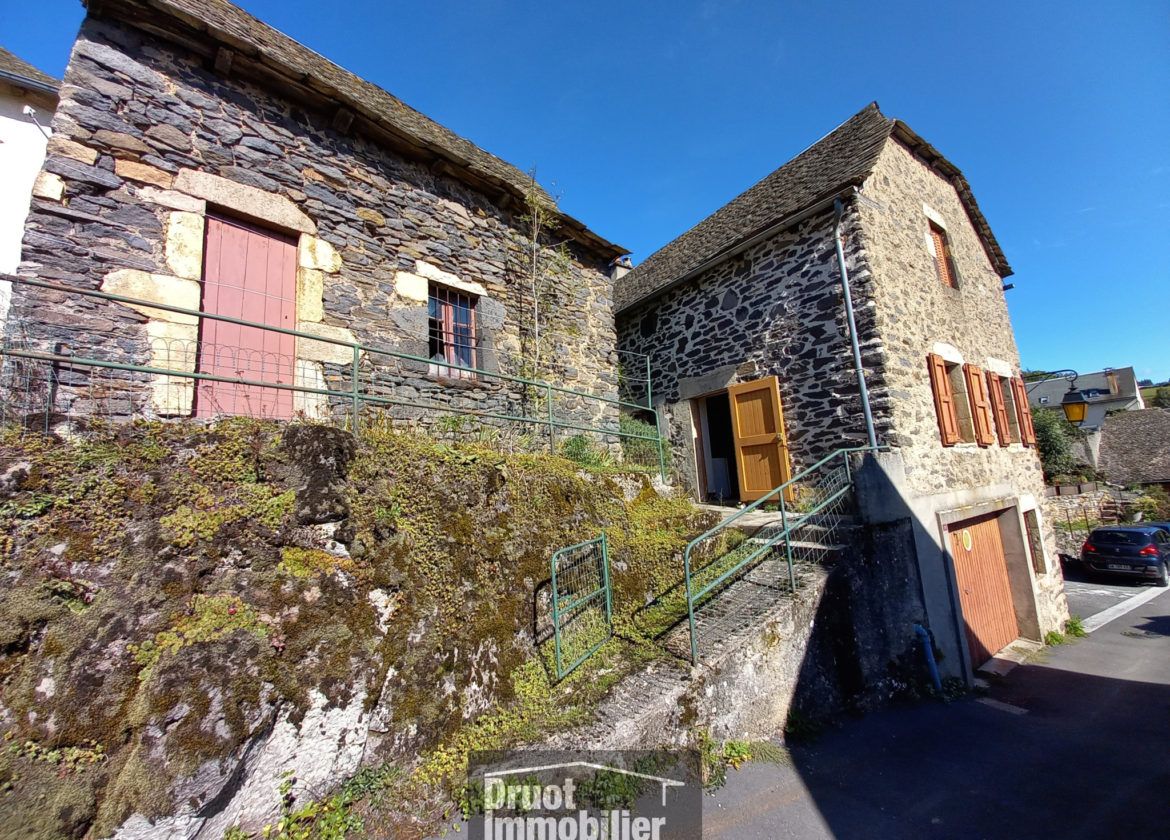 PRADES D AUBRAC, maison Type 3 avec garage et extérieur.