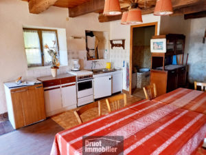 PRADES D AUBRAC, maison Type 3 avec garage et extérieur.