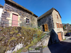 PRADES D AUBRAC, maison Type 3 avec garage et extérieur.