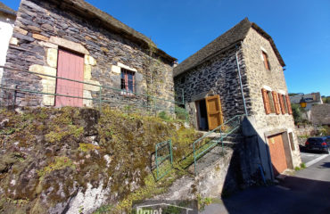 PRADES D AUBRAC, maison Type 3 avec garage et extérieur.