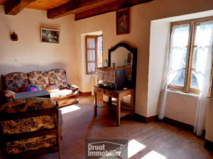 PRADES D AUBRAC, maison Type 3 avec garage et extérieur.