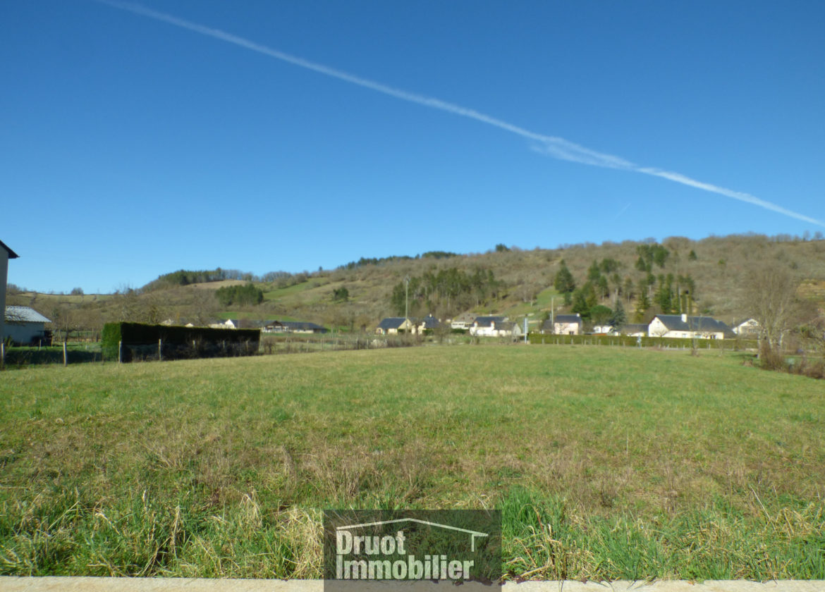 SAINT COME D'OLT, terrain plat de 1500m2 proche centre ville