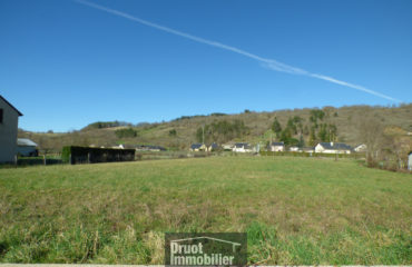 SAINT COME D'OLT, terrain plat de 1500m2 proche centre ville
