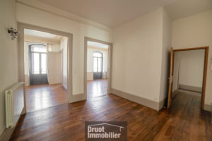Tour de ville appartement T4 avec ascenseur et place de parking