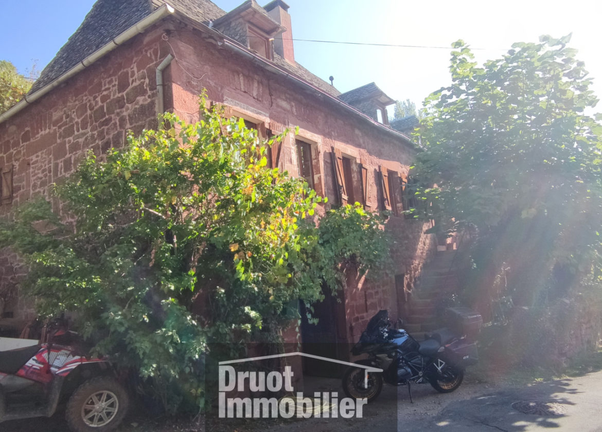 VILLECOMTAL, maison de Type 4 en pierre, garage, dépendance et jardin
