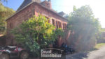 VILLECOMTAL, maison de Type 4 en pierre, garage, dépendance et jardin