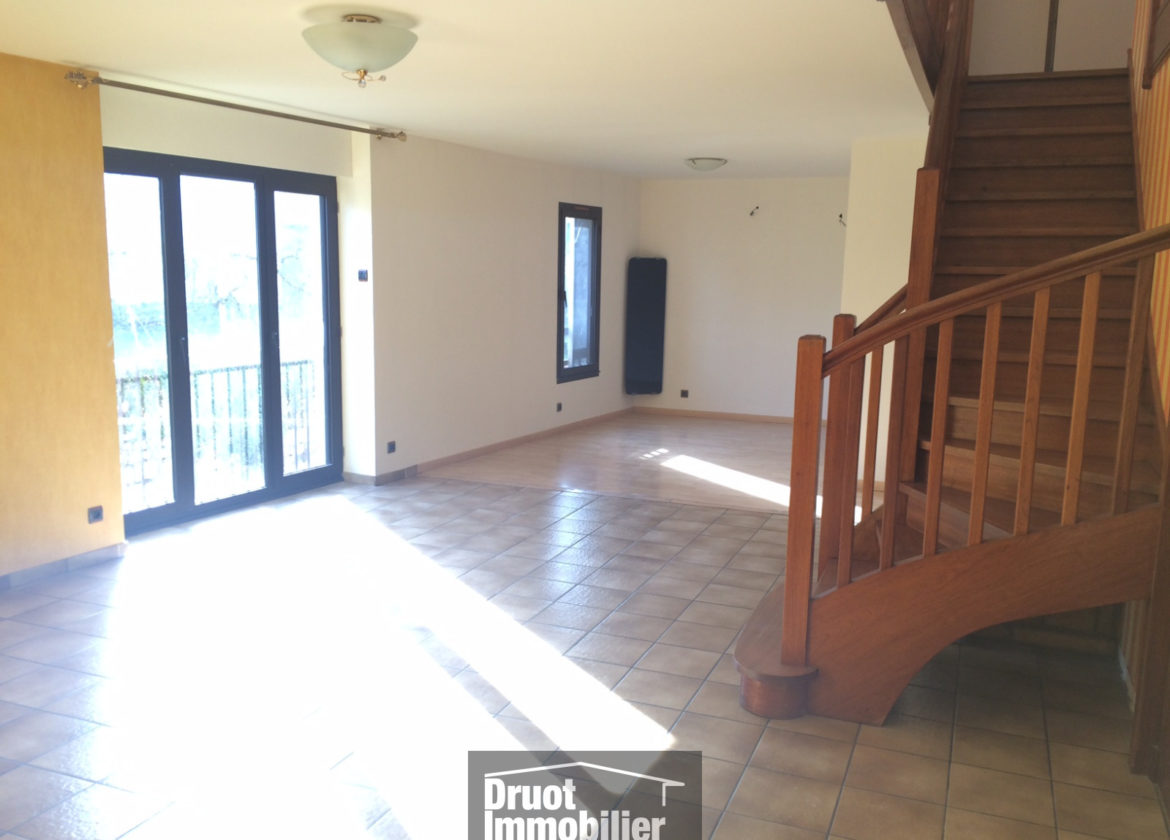 Appartement duplex T5 avec terrasse et grand garage, centre ville