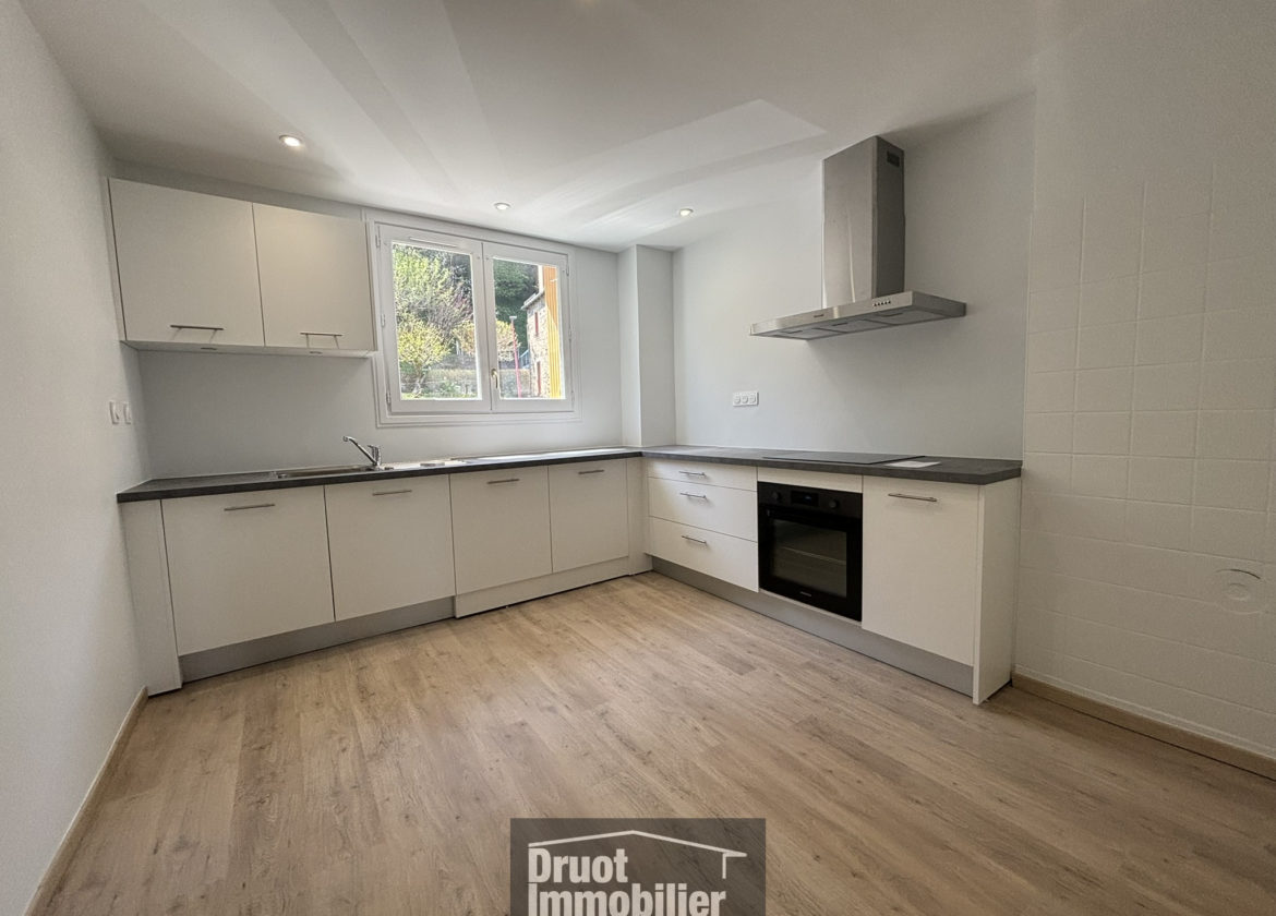 Appartement entièrement rénové de type T4 avec balcon et cave proche du centre-ville d'Espalion