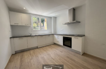 Appartement entièrement rénové de type T4 avec balcon et cave proche du centre-ville d'Espalion