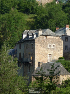 Bel ensemble immobilier rénové à 5 min d'Espalion