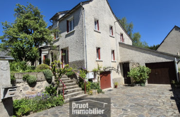 CAMPUAC, maison de village, cour intérieure, garage