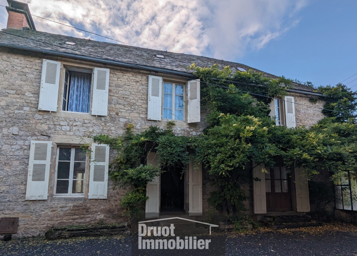 MAISON avec jardin et terrain. - Ancienne Auberge - Secteur Laissac