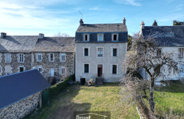 Maison d'habitation divisée en 3 logements avec terrain attenant