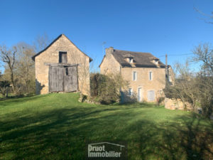 Maison en pierres avec grange