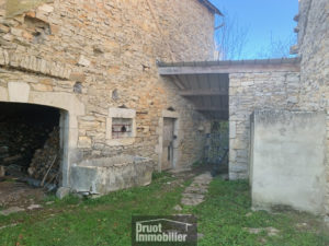 Maison en pierres avec grange