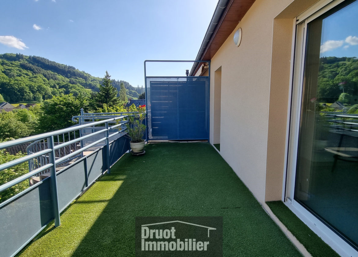 ST GENIEZ D OLT AUBRAC - APPARTEMENT - GARAGE - PARKING PRIVATIF