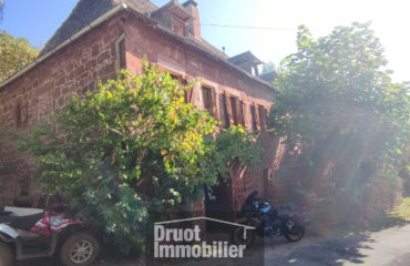 VILLECOMTAL, maison de Type 4 en pierre, garage, dépendance et jardin
